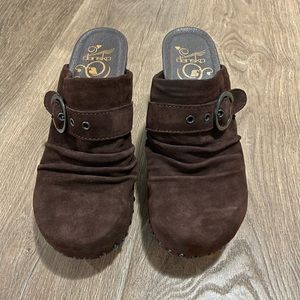 Dansko Size 39 (8.5-9) Brown Suede Clog
